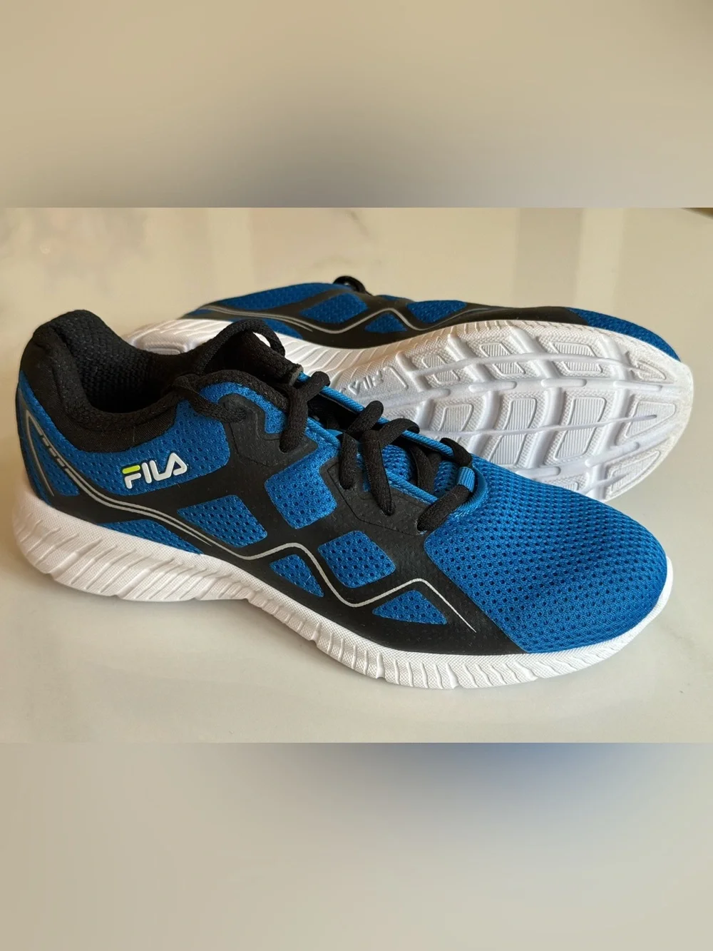NWOT Fila Memory Superstride 3 - Size 5